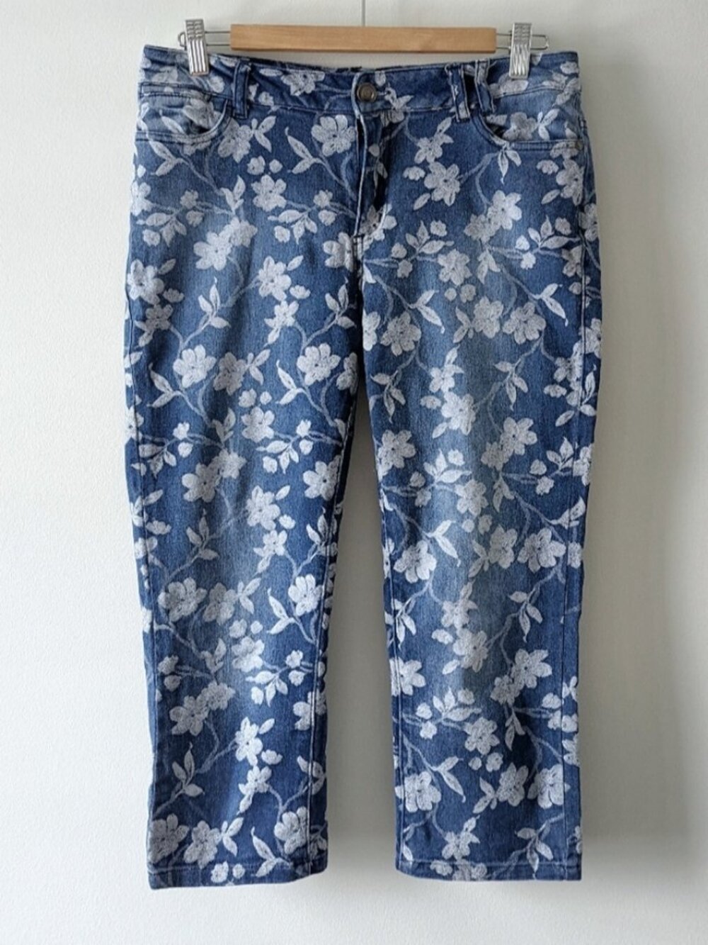 Suko embroidered floral cropped capris jeans